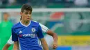 Gelandang Chelsea, Oscar saat mengumpan bola pada  pertandingan melawan  Rapid Wina di Allianz Arena Wina, Austria, (16/7). Chelsea kalah dengan skor 2-0. (Reuters / Heinz - Peter Bader)
