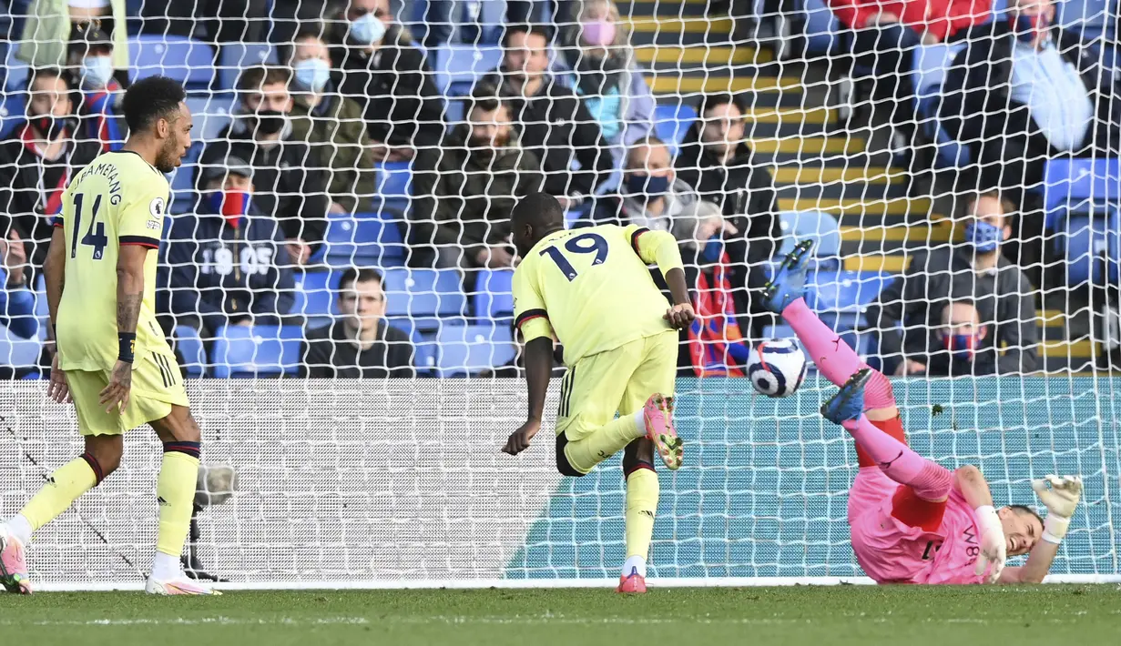 Gelandang Arsenal, Nicolas Pepe (tengah) mencetak gol pertama timnya ke gawang Crystal Palace dalam laga lanjutan Liga Inggris 2020/2021 pekan ke-37 di Selhurst Park, London, Rabu (19/5/2021). Arsenal menang 3-1 atas Crystal Palace. (AP/Facundo Arrizabalaga/Pool)