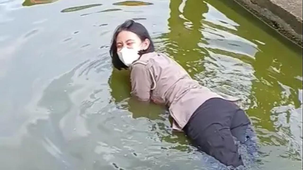Diceburkan ke Kolam