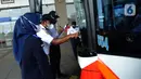 Petugas mengecek bus di Terminal Bus Pulogebang, Jakarta, Selasa (19/4/2022). Dalam dua pekan menjelang Idul Fitri 1443 H, para penumpang antar kota dan antar provinsi (AKAP) masih belum mengalami kenaikan pemudik dalam keberangkatan armada bus data hari ini. (merdeka.com/Imam Buhori)