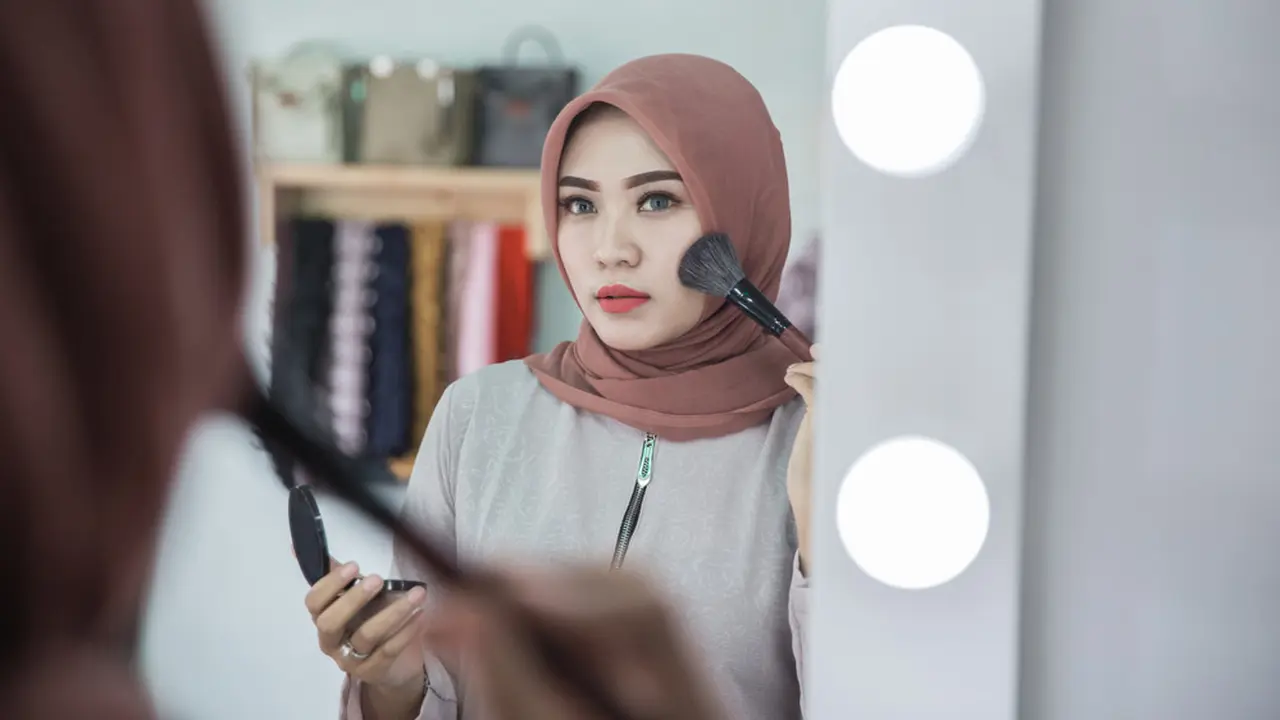 Tren Makeup Ramadan Hingga Lebaran 2022, dari Lipstik Bold Hingga Korean Look