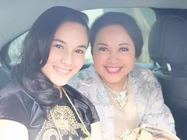 Chelsea Islan lahir dari pasangan Samantha Barbara dan Indra Budianto. Chelsea kerap mengunggah kebersamaannya bersama sang ibunda di akun media sosialnya. Pun sang ibu tak mau kalah, Samantha juga kerap membagikan momen kekompakannya bersama sang putri. (Liputan6.com/IG/chelseaislan)