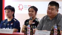 Gregoria Mariska Tunjung (tengah) dalam konferensi pers Indonesia Open 2023 yang berlangsung di Istora Gelora Bung Karno, Jakarta, Senin (12/6/2023). (Bola.com/Bagaskar Lazuardi)