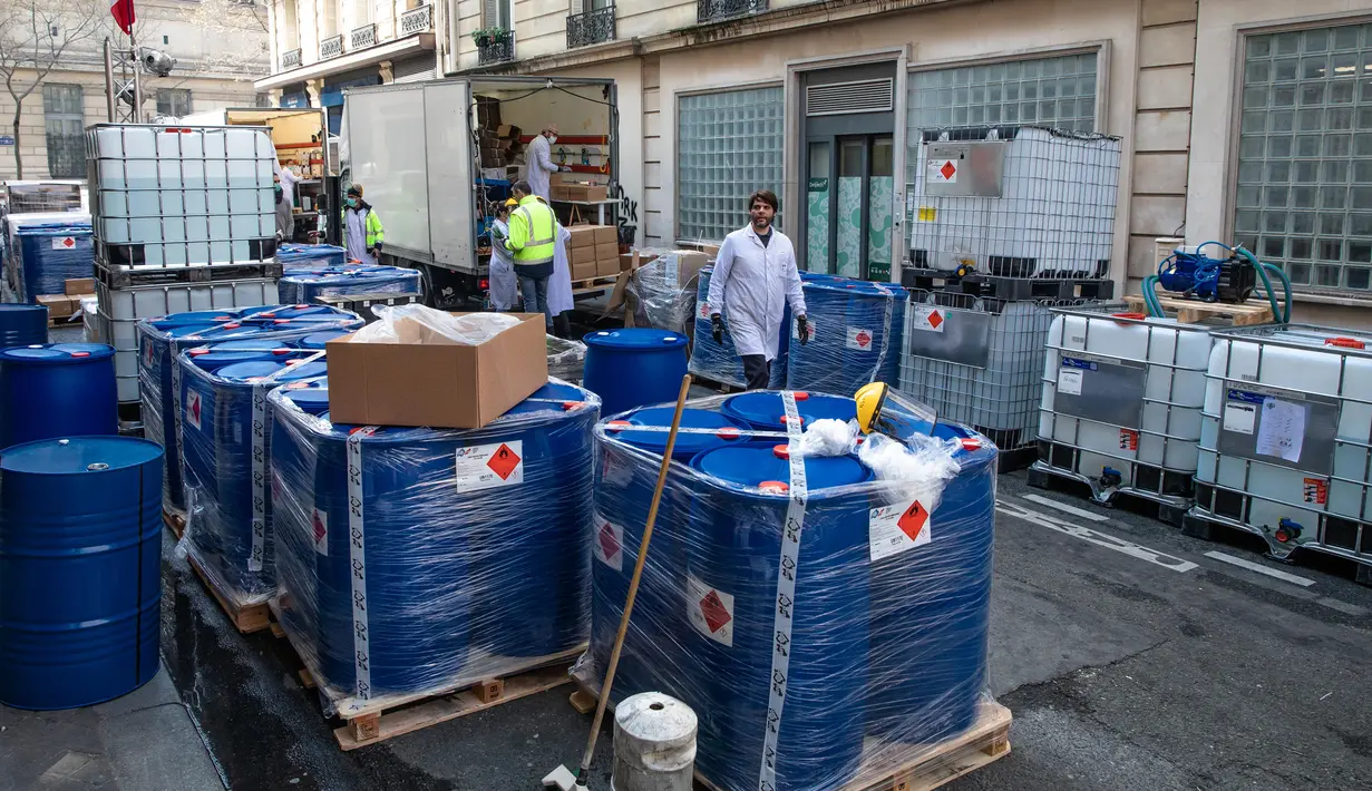 Apoteker dan sukarelawan membuat larutan hidroalkohol di sebuah jalan kecil di jantung kawasan Latin Quarter, Paris, 28 Maret 2020. Apoteker Fabien Bruno mengantongi izin pemerintah untuk menutup jalan kecil Rue Mignon guna meningkatkan produksi larutan pembersih tangan. (Xinhua/Aurelien Morissard)