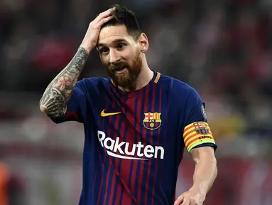 Striker Barcelona, Lionel Messi, tampak kecewa usai gagal membawa Barcelona menang atas Olympiakos pada laga Liga Champions di Stadion Karaiskakis, Selasa (31/10/2017). Barcelona bermain imbang 0-0 dengan Olympiakos. (AFP/Aris Messinis)