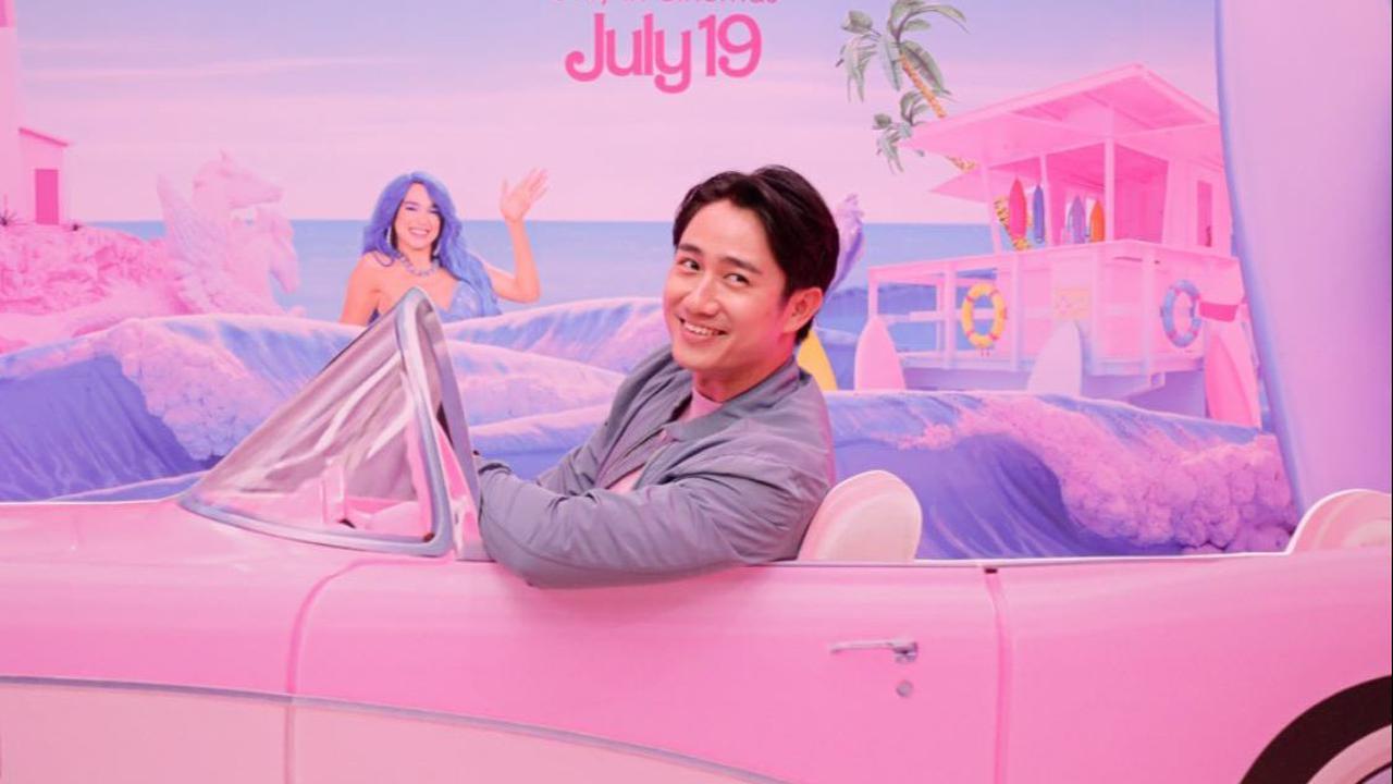 Si tampan Kenny Auztin tampak turut meramaikan premier film Barbie. Kali ini ia hadir dengan busana biru muda sesuai dengan palette warna film Barbie.