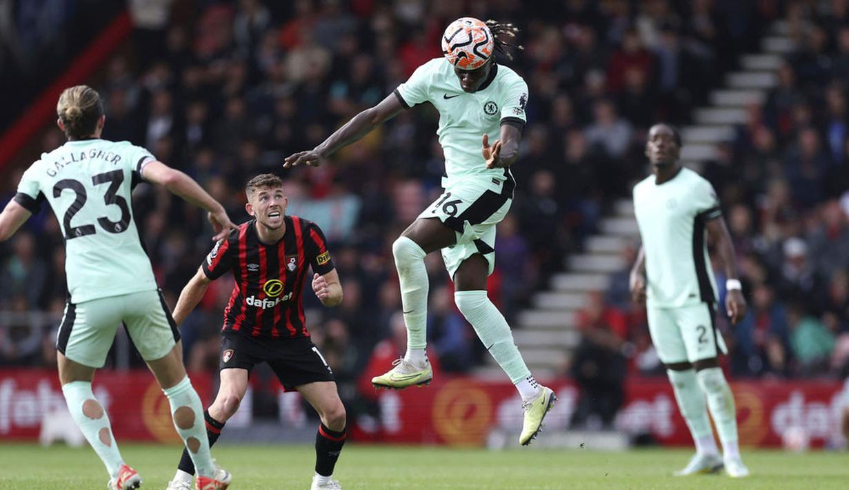 Pemain Chelsea, Lesley Ugochukwu, menyundul bola saat melawan Bournemouth pada laga Liga Inggris di Stadion Vitality, Minggu (17/09/2023). (Steven Paston/PA via AP)