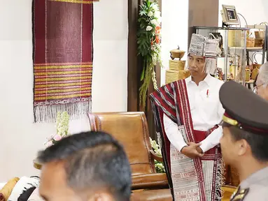 Presiden Joko Widodo (Jokowi) melihat produk kerajinan pada Pameran Kriyanusa Dewan Kerajinan Nasional 2017 di Jakarta Convention Center, Rabu (27/9). Pameran itu bertema Tingkatkan Kreativitas Wirausaha Muda Kriya Indonesia. (Liputan6.com/Angga Yuniar)