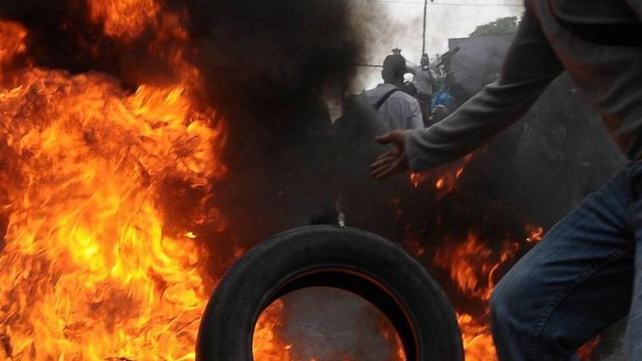FOTO: Protes Kecurangan Pilpres 2024, Massa Demonstran Bakar Ban di Depan Gedung KPU