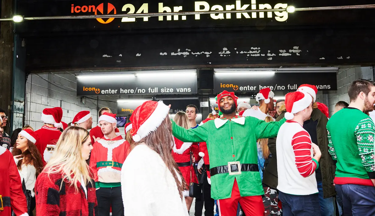 Orang-orang yang berpakaian seperti Sinterklas berpartisipasi dalam acara tahunan Santacon di New York City, Sabtu (14/12/2019). Santacon terjadi secara tradisional di hari Sabtu kedua tiap Desember. (Gabby Jones/Getty Images/AFP)