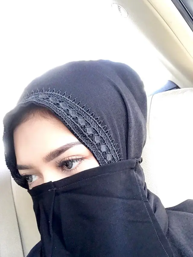 7 Potret Rica Andriani Saat Pakai Hijab Ini Makin Menawan