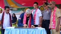 Direktur Jenderal Mineral dan Batubara Kementerian ESDM, Bambang Gatot Ariyono meresmikan tribun lapangan sepakbola Fermento Buli Halmahera Timur.