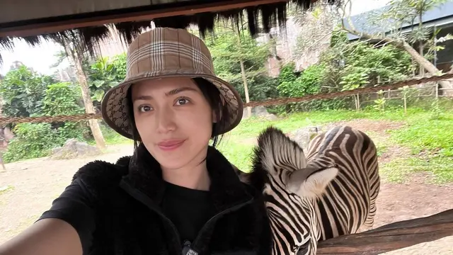 Sempat Diseruduk Zebra, 6 Potret Jessica Iskandar Main Ke Kebun Binatang