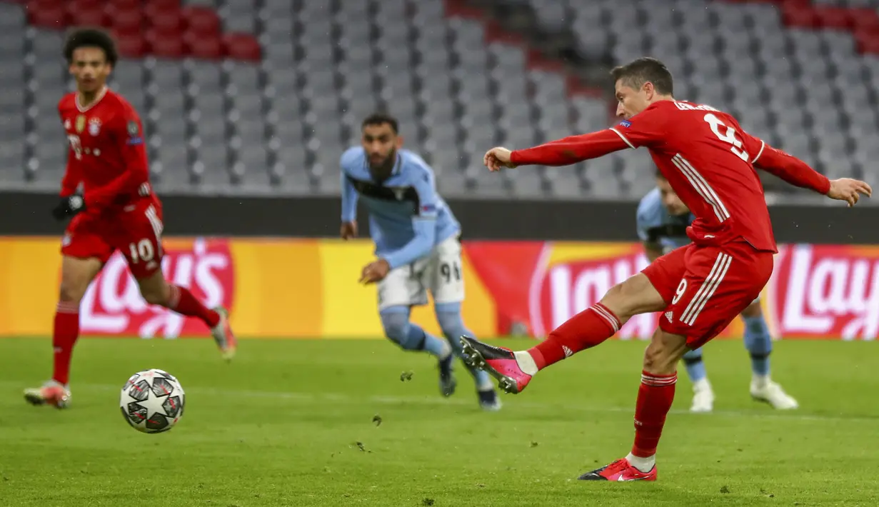 Penyerang Bayern Munchen, Robert Lewandowski mencetak gol ke gawang Lazio dari tendangan penalti pada leg kedua babak 16 besar Liga Champions di Allianz Arena, Kamis dinihari WIB (18/3/2021). Munchen menang 2-1 atas Lazio dan maju ke perempatfinal dengan agregat 6-2. (AP Photo/Matthias Schrader)