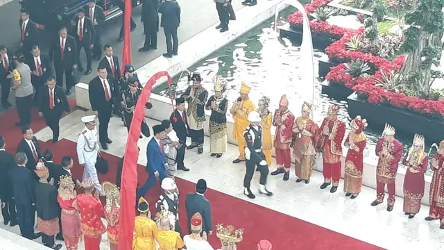 Presiden Jokowi saat tiba di gedung parlemen.