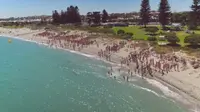 Ratusan Orang Ini Beramai-ramai Renang Bugil di Pantai South Beach di Perth, Australia