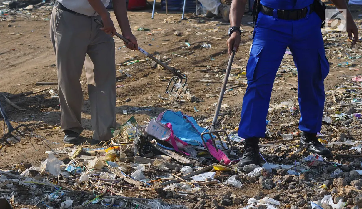 Petugas polisi melakukan aksi bersih-bersih Pantai Cipta Semarang, Kamis (21/2). Mereka yang mengikuti aksi ini terdiri dari anggota Direktorat Polairud Polda Jateng, Polresbes Semarang, Bhayangkari Polda Jateng, TNI Angkatan Laut,. (Liputan6.com/Gholib)
