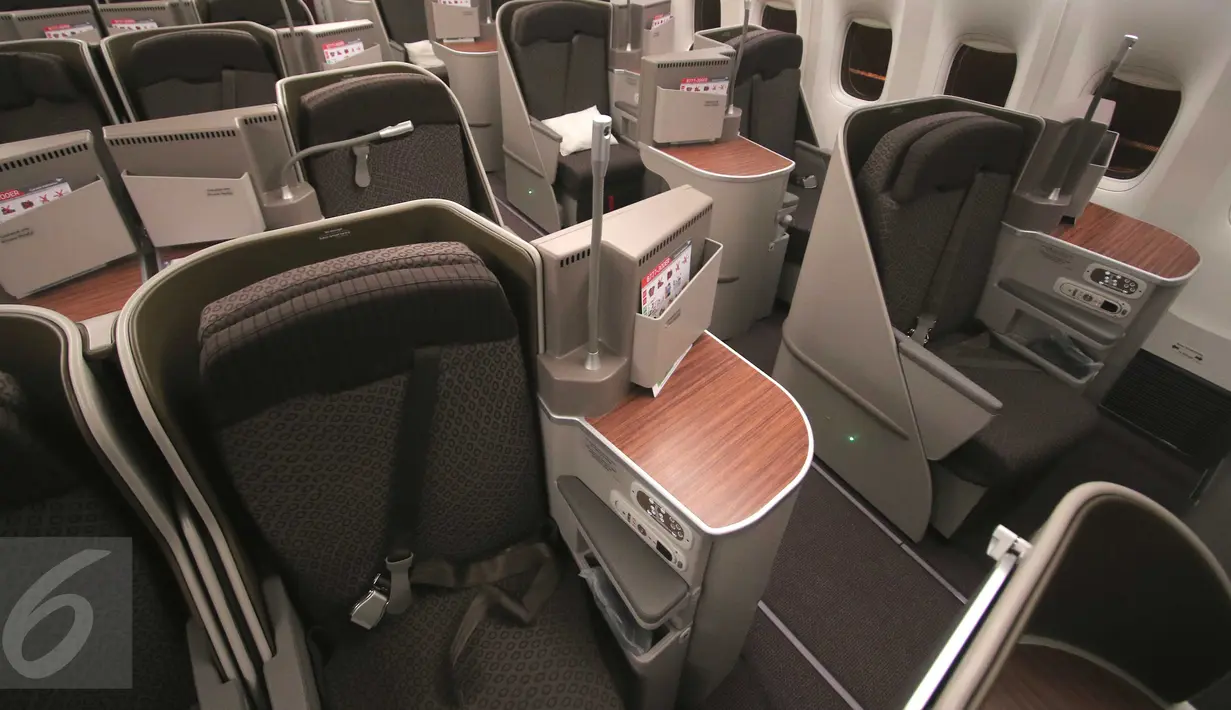 Bagian dalam pesawat Garuda Indonesia Boeing B777-300ER di Bandara Internasional Soekarno Hatta, Tangerang, Banten, Kamis (29/10). Pesawat ini memiliki kapasitas penumpang 393 seat yang terbagi menjadi dua kelas. (Liputan6.com/Angga Yuniar)