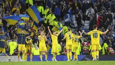 Pemain Ukraina merayakan peluit akhir pertandingan sepak bola play-off kualifikasi Piala Dunia 2022 antara Skotlandia dan Ukraina di Hampden Park Stadium, Glasgow, Skotlandia, 1 Juni 2022. Ukraina menang 3-1. (Malcolm Mackenzie/PA via AP)