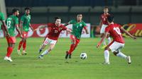Gelandang Timnas Indonesia, Marc Klok ketika melakoni ujicoba versus Bangladesh hari Rabu (01/06/2022). (Muhammad Iqbal Ichsan/Bola.com)