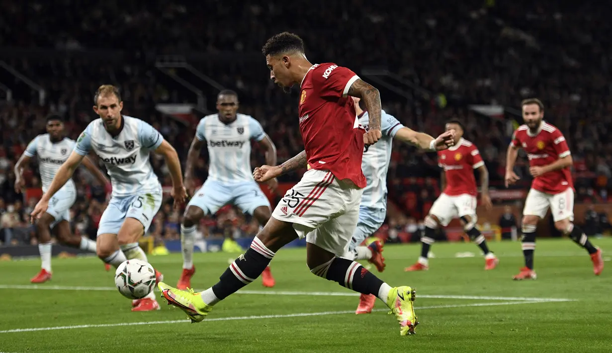 Striker Manchester United (MU), Jadon Sancho menembak tetapi gagal mencetak gol ke gawang West Ham United pada Piala Liga Inggris atau Carabao Cup 2021/2022 di Old Trafford, Kamis (23/9/2021) dini hari WIB. MU disingkirkan West Ham United setelah kalah di kandang sendiri 0-1. (Oli SCARFF/AFP)