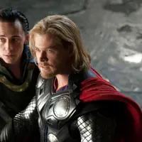 Tom Hiddleston dan Chris Hemsworth di film Thor. foto: screen rant