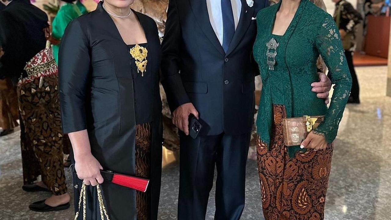 Sementara itu, suami Farah terlihat tampan dengan setelan jas resmi.