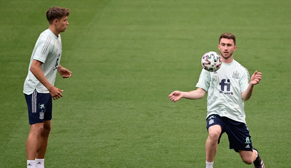 Gelandang Spanyol Marcos Llorente (kiri) dan bek Aymeric Laporte mengikuti  sesi latihan di stadion Wanda Metropolitano di Madrid (3/6/2021). Spanyol dan Portugal bertemu terjadi pada Oktober 2020 lalu dengan skor 0-0. (AFP Photo/Javier Soriano)