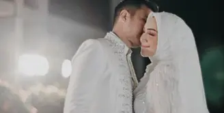 Melody Prima baru saja melangsungkan pernikahannya yang kedua, dengan Ilham Akbar Prawira. Penampilannya anggun nan elegan di momen penting dan bahagia ini menarik untuk disimak. [Foto: Instagram/melodyprima]