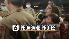 Pedagang mengaku kecewa lantaran sudah menerapkan protokol kesehatan ketat namun masih diminta menutup usahanya.
