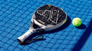 Intip Trik Aman dan Praktis Bawa Raket Padel Naik Skutik, Jangan Hanya di Dek Kaki