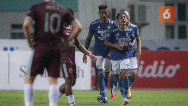 Pemain Persib Bandung, Beckham Putra merayakan gol bunuh diri pemain PSM Makassar dalam laga pekan ke-6 BRI Liga 1 2021/2022 di Stadion Wibawa Mukti, Cikarang, Sabtu (02/10/2021) WIB. Kedua tim bermain imbang 1-1. (Bola.com/Bagaskara Lazuardi)