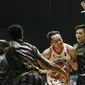 Pebasket Pelita Jaya, Muhammad Hardian Wicaksono (tengah) berusaha melewati pebasket West Bandits Solo pada laga seri I IBL 2022 di Hall Basket GBK, Jakarta, Jumat (21/01/2022). Pelita Jaya menang dengan skor 87-81. (Bola.com/M Iqbal Ichsan)