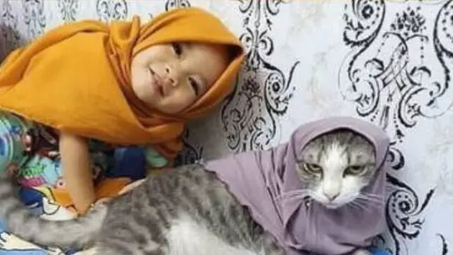 6 Momen Kompak Bocah dengan Kucing Peliharaan, Bak Anak Kembar