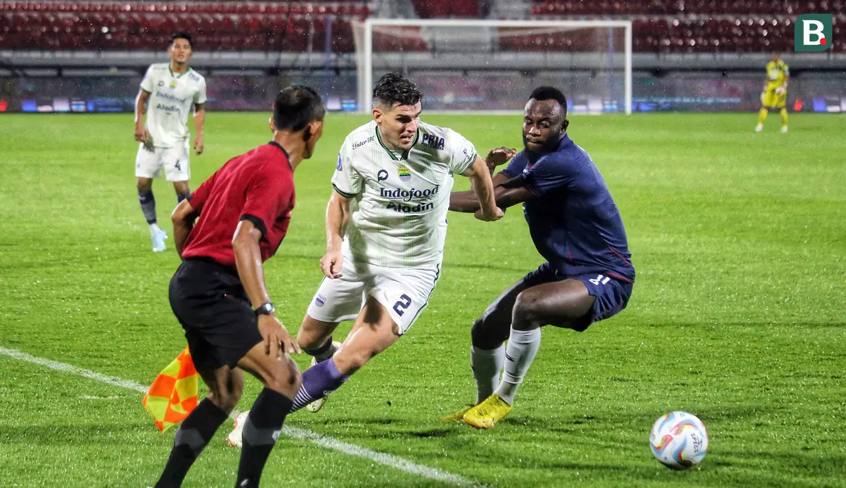 Pemain Persib Bandung, Nick Kuipers (kiri), berebut bola dengan pemain Arema FC, Charles Lokolingoy, dalam pertandingan pekan kedua BRI Liga 1 2023/2024 yang berlangsung di Stadion Kapten I Wayan Dipta, Bali, Jumat (7/7/2023). (Bola.com/Alit Binawan)