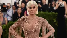 Kylie Jenner membuat heboh media sosial dengan kabar kehamilannya. Sebelumnya, Kylie pernah menjalin hubungan dengan beberapa pria terkenal.