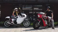 Ananda Omesh dan istri, Dian Ayu Lestari yang sama-sama suka mengendarai sepedamotor. (Instagram)