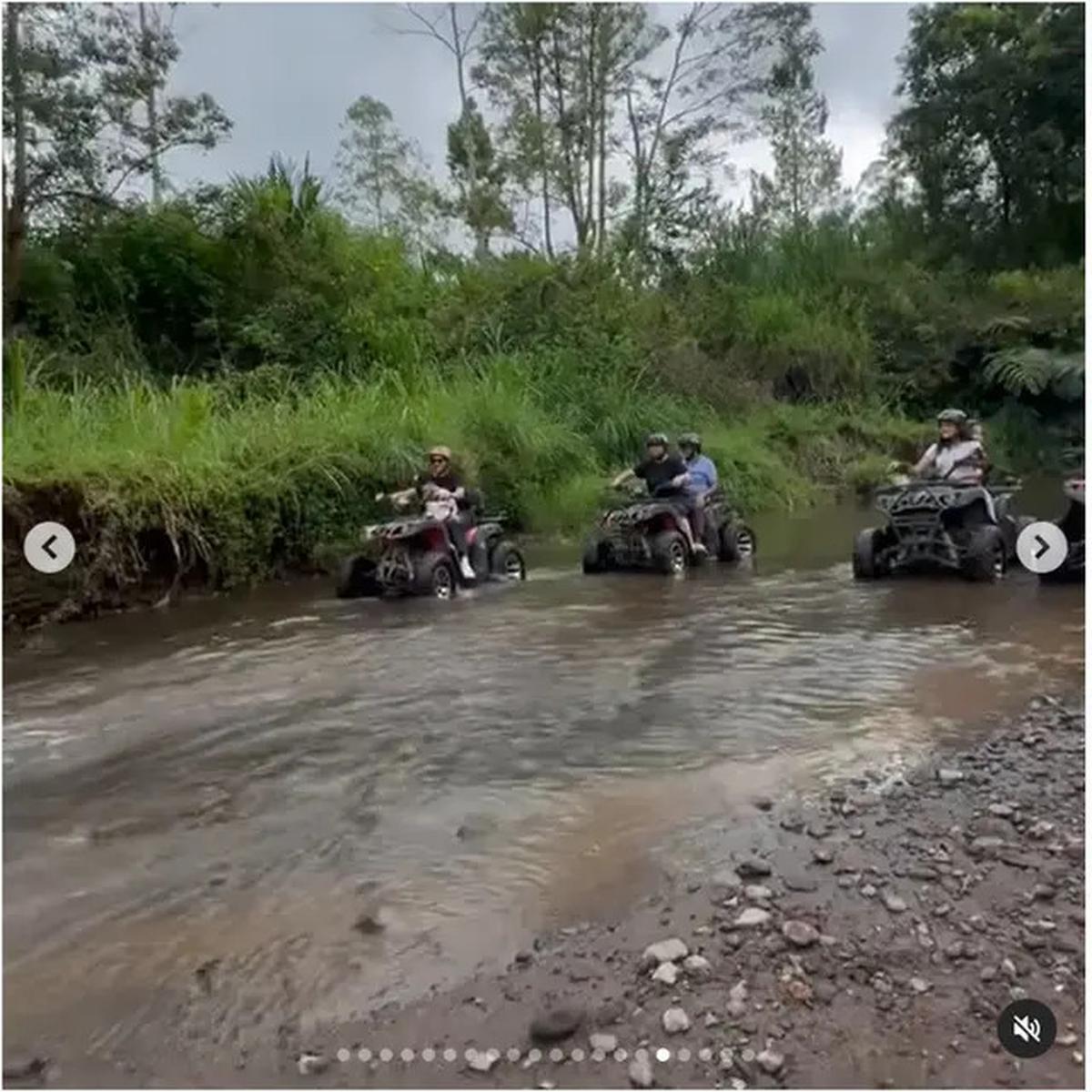 6 Potret Liburan Ussy dan Andhika di Kota Batu, Seru Naik ATV Bareng Anak