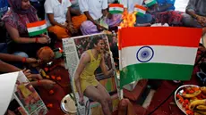 Warga saat melakukan ritual doa untuk atlet bulu tangkis mereka, P.V. Sindhu yang sedang mengikuti Olimpiade 2016 untuk mendapatkan medali emas di Chandigarh , India , 19 Agustus 2016. (REUTERS / Ajay Verma)