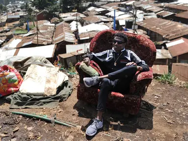 Artis hip hop Kenya Henry Ohanga alias Octopizzo berpose di sofa di Nairobi, Kenya (16/1). Octopizzo berasal dari wilayah kumuh terbesar di Kibera, Kenya. (AFP Photo/Tony Karumba)