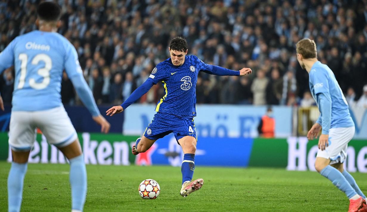 Andreas Christensen. Bek tengah Denmark berusia 25 tahun ini telah 8 musim membela Chelsea sejak dipromosikan dari tim yunior pada 2014/2015. Sempat 2 musim dipimjamkan ke Borussia Monchengladbach, ia total tampil 148 kali di semua ajang dengan torehan 2 gol dan 2 assist. (AFP/Jonathan Nackstrand)