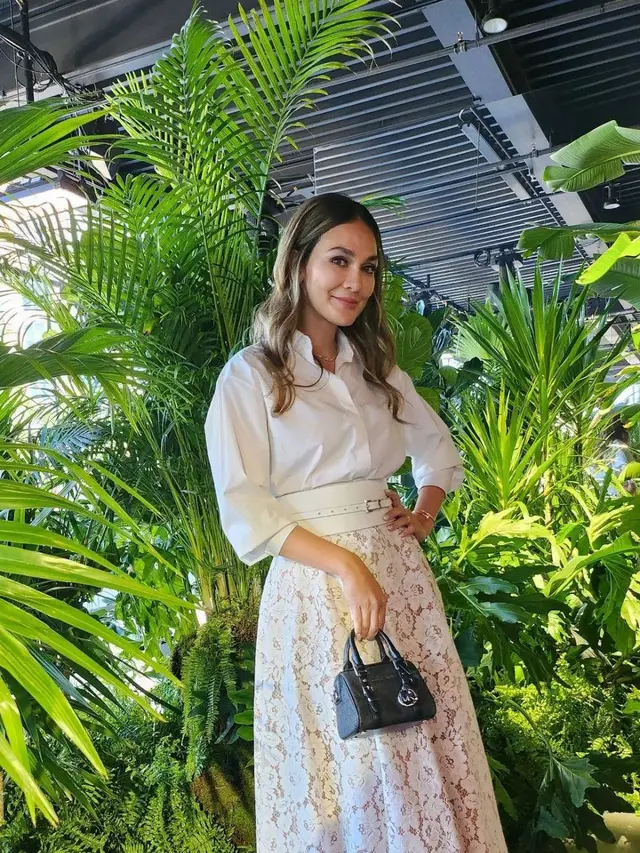 Foto Bareng Dahyun Twice, Ini Potret Luna Maya di Fashion Show Michael Kors