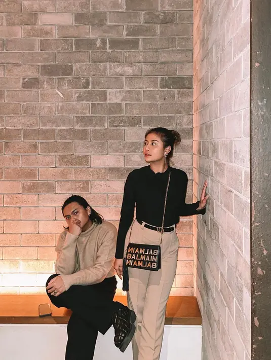 Elegan dengan permainan warna netral, hitam dan khaki akan jadi kombinasi warna yang tak pernah salah. (Foto: Instagram/ Awkarin)