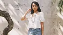 Memadukan blouse berwarna putih dan hotpants jeans, outfit ini cocok dipakai saat akhir pekan. (Instagram: Maudyayunda)