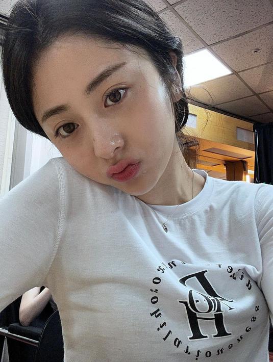 Yunjin Le Sserafim. (Instagram/ jenaissante)