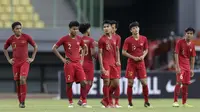 Para pemain Timnas Indonesia U-19 tampak lesu setelah kalah 2-4 dari Iran U-19 dalam laga uji coba internasional di Stadion Patriot Candrabhaga, Bekasi, Sabtu (7/9/2019). (Bola.com/Yoppy Renato)