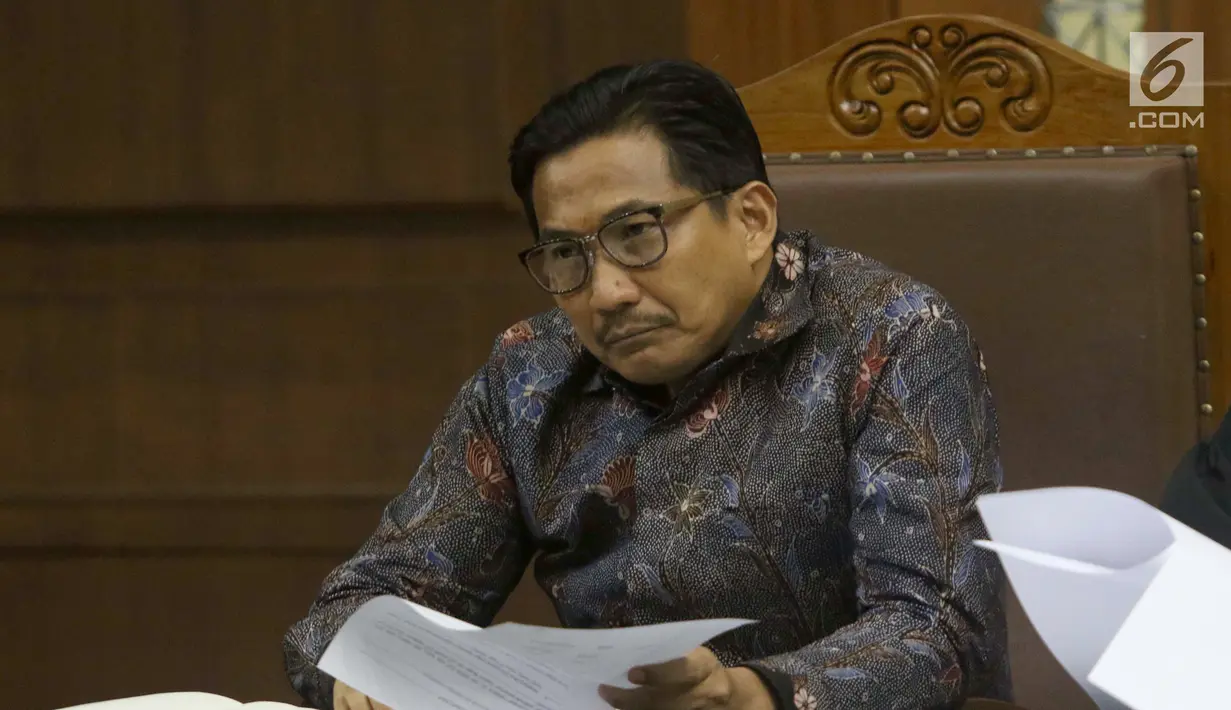 Terdakwa dugaan suap/gratifikasi terkait kerjasama jasa pelayaran yang juga anggota komisi VI DPR RI, Bowo Sidik Pangarso saat menjalani sidang lanjutan di Pengadilan Tipikor, Jakarta, Rabu (4/9/2019). Sidang mendengar keterangan saksi-saksi. (Liputan6.com/Helmi Fithriansyah)