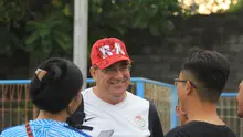 Pelatih PSM Makassar, Robert Alberts sambil bercanda mengungkapkan Bali United takut menerima tantangan uji coba melawan timnya. (Bola.com/Muhammad Qomarudin)