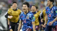 Kaoru Mitoma dari Jepang merayakan setelah mencetak gol kedua timnya selama pertandingan sepak bola play-off Piala Dunia 2022 antara Jepang dan Australia di Stadium Australia di Sydney, Kamis, 24 Maret 2022. (AP Photo/Mark Baker)