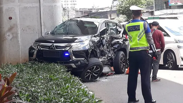 Mobil yang ditumpangi istri Irjen Pol Boy Rafli Amar ditabrak Bus Transjakarta.